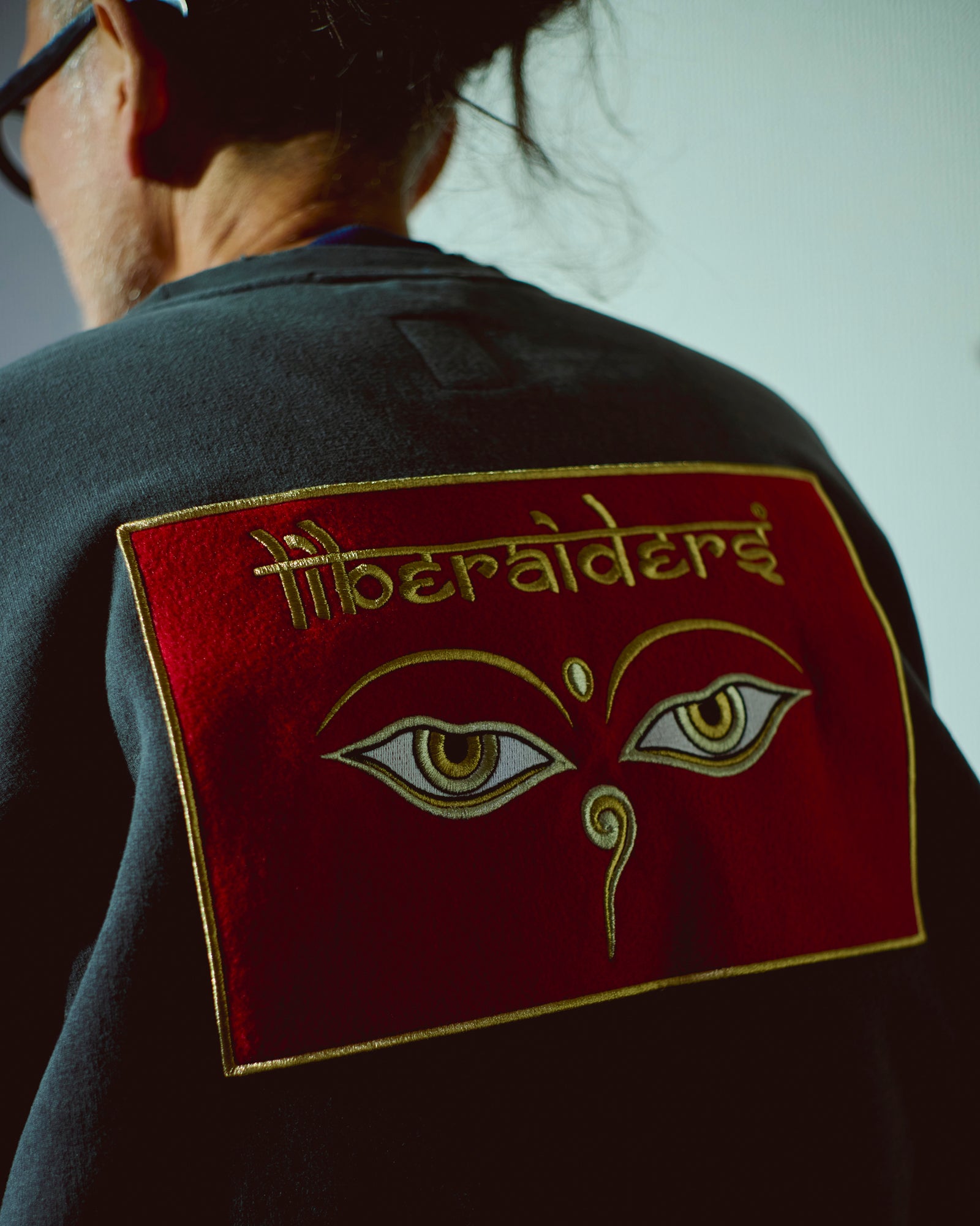 【オンラインストア限定】EMBLEM CREWNECK