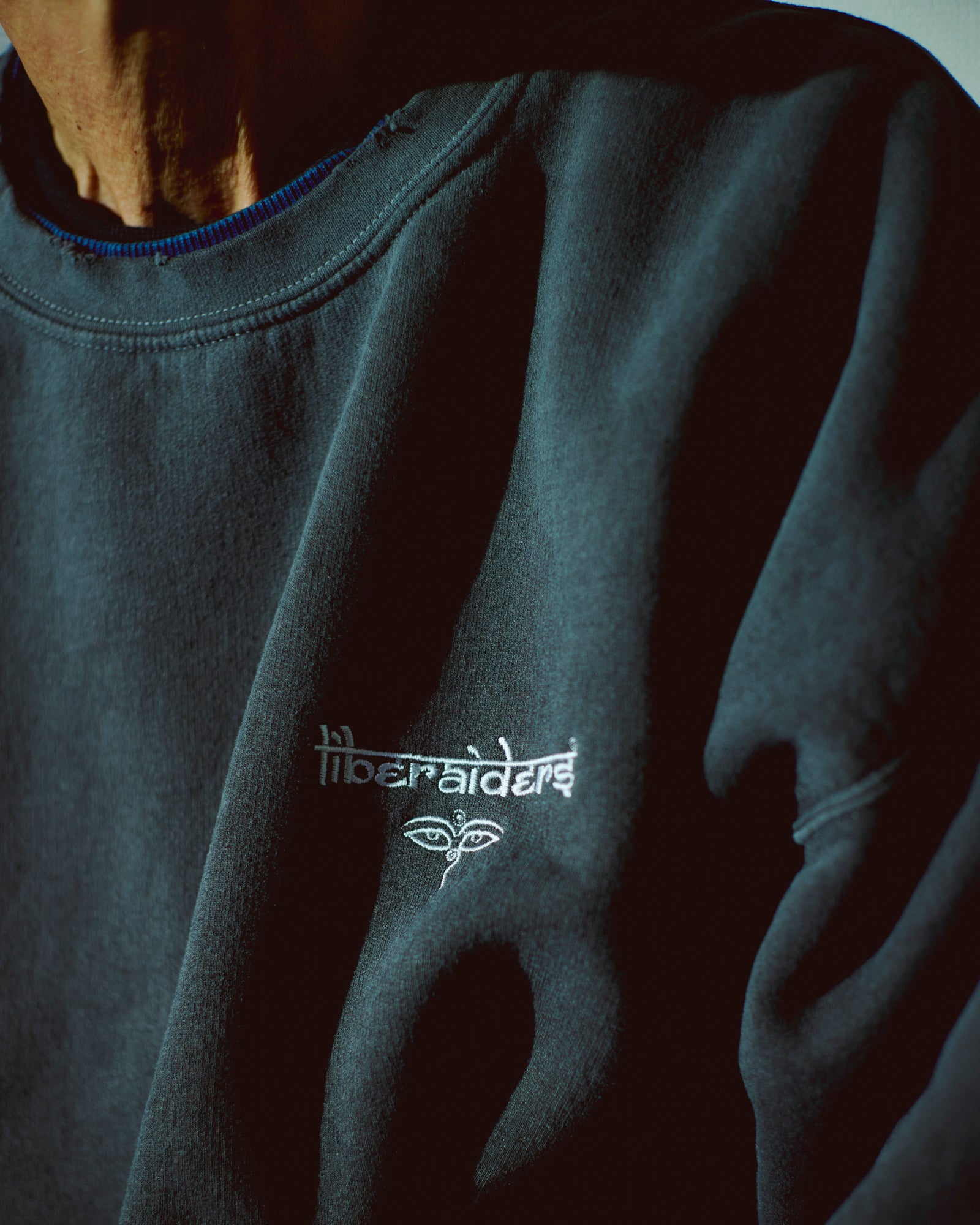 【オンラインストア限定】EMBLEM CREWNECK