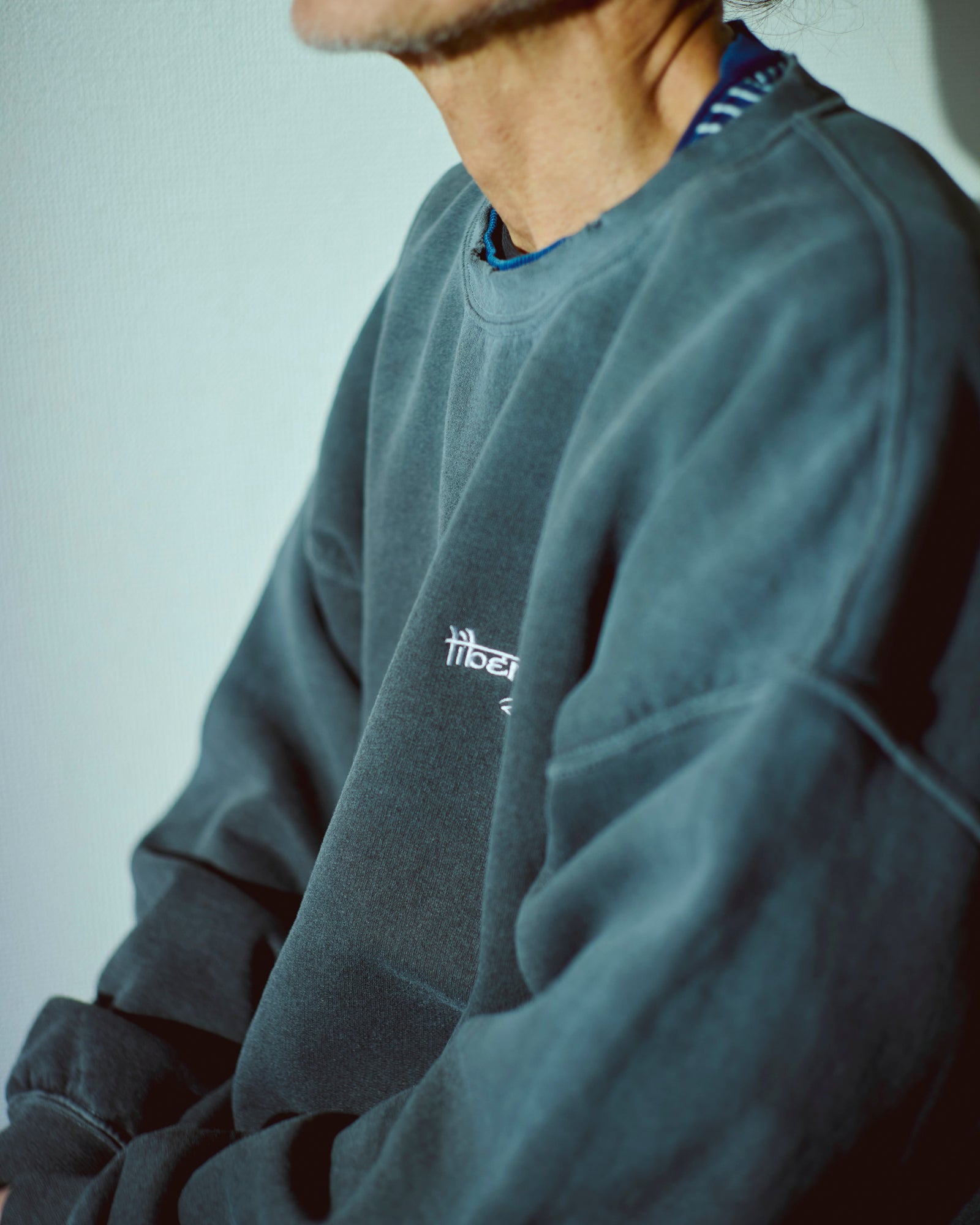 【オンラインストア限定】EMBLEM CREWNECK