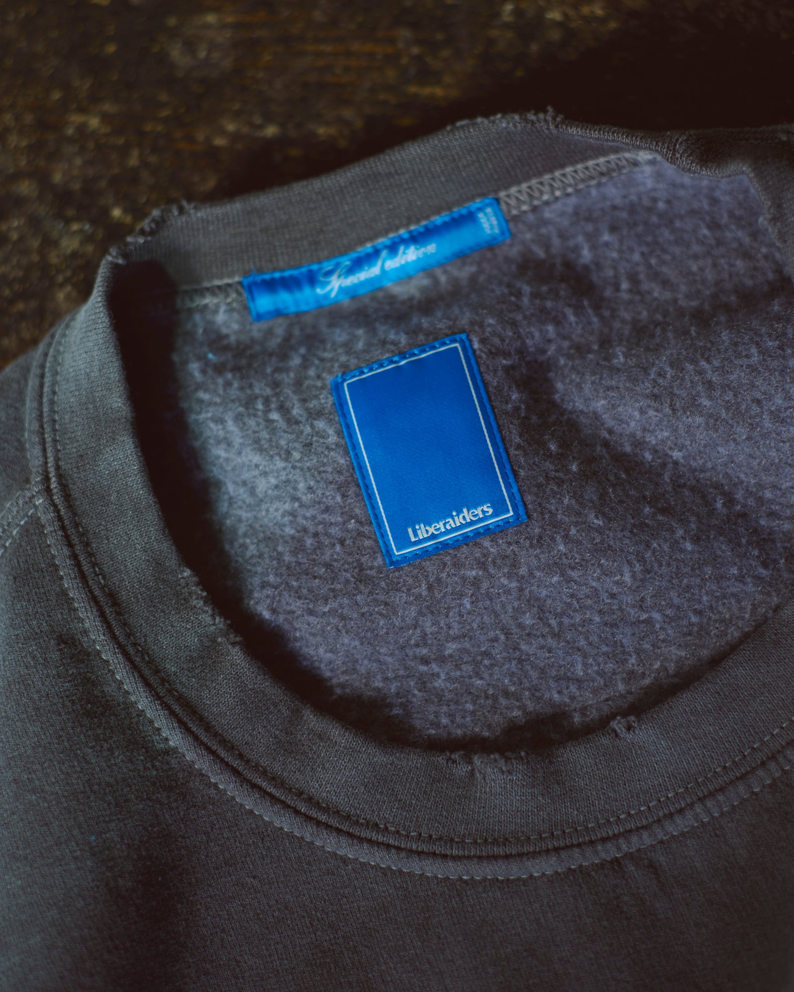 【オンラインストア限定】EMBLEM CREWNECK