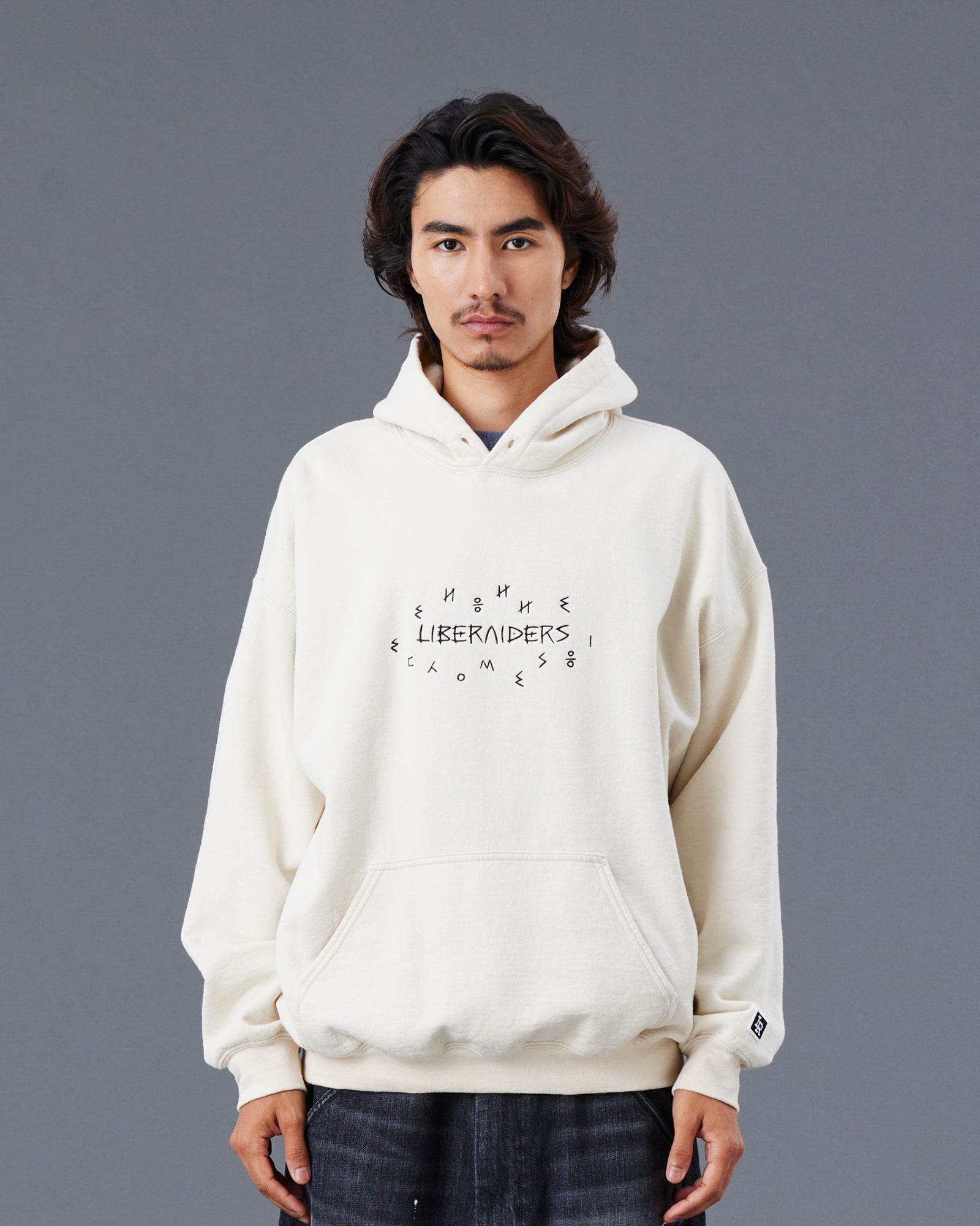 upload_20250605_TIFINAGH EMBROIDERY HOODIE_021_22_77312_G007_45.jpg