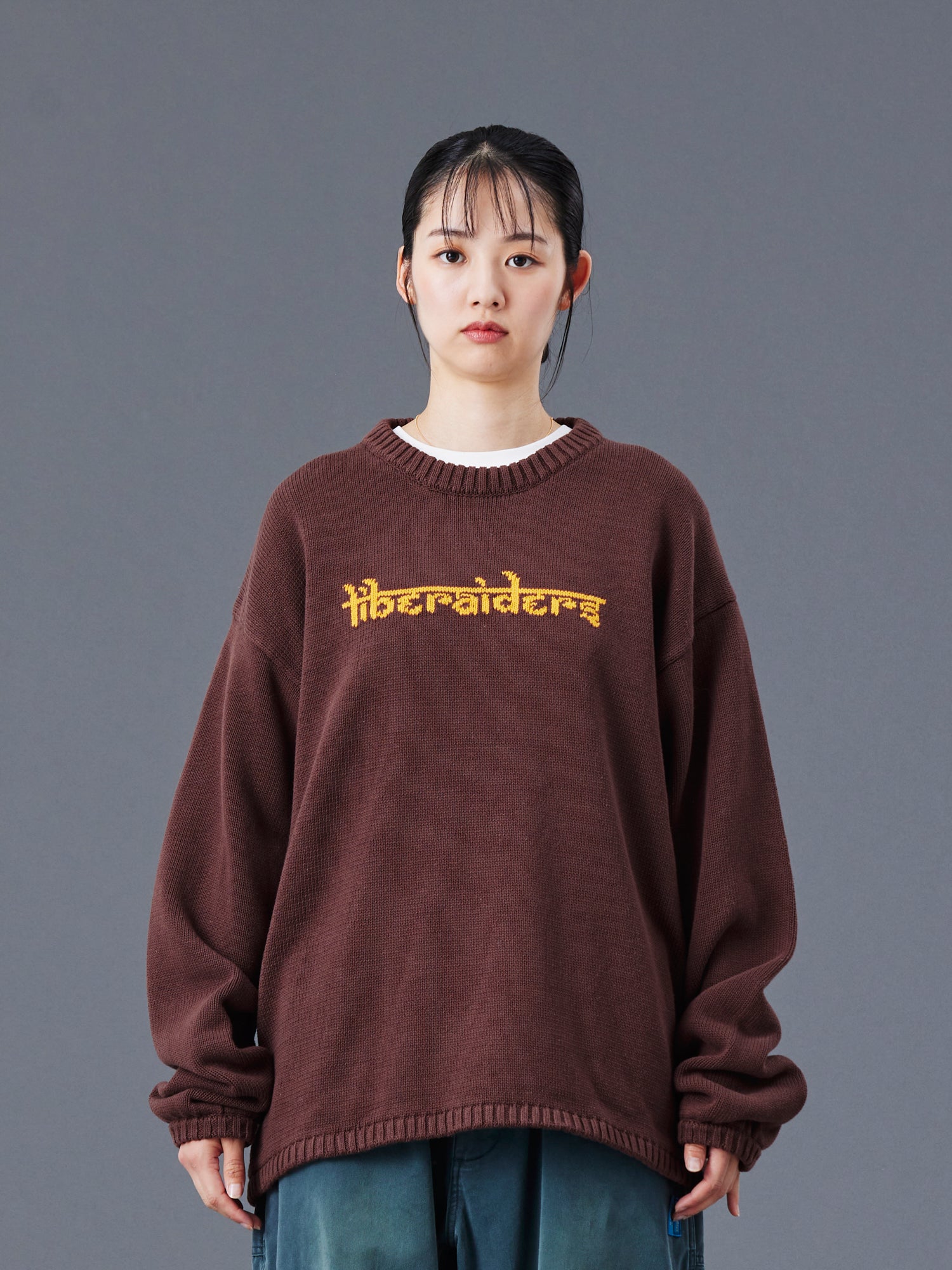 upload_20250805_WOVEN LOGO KNIT SWEATER_014_77401_G001_45.jpg