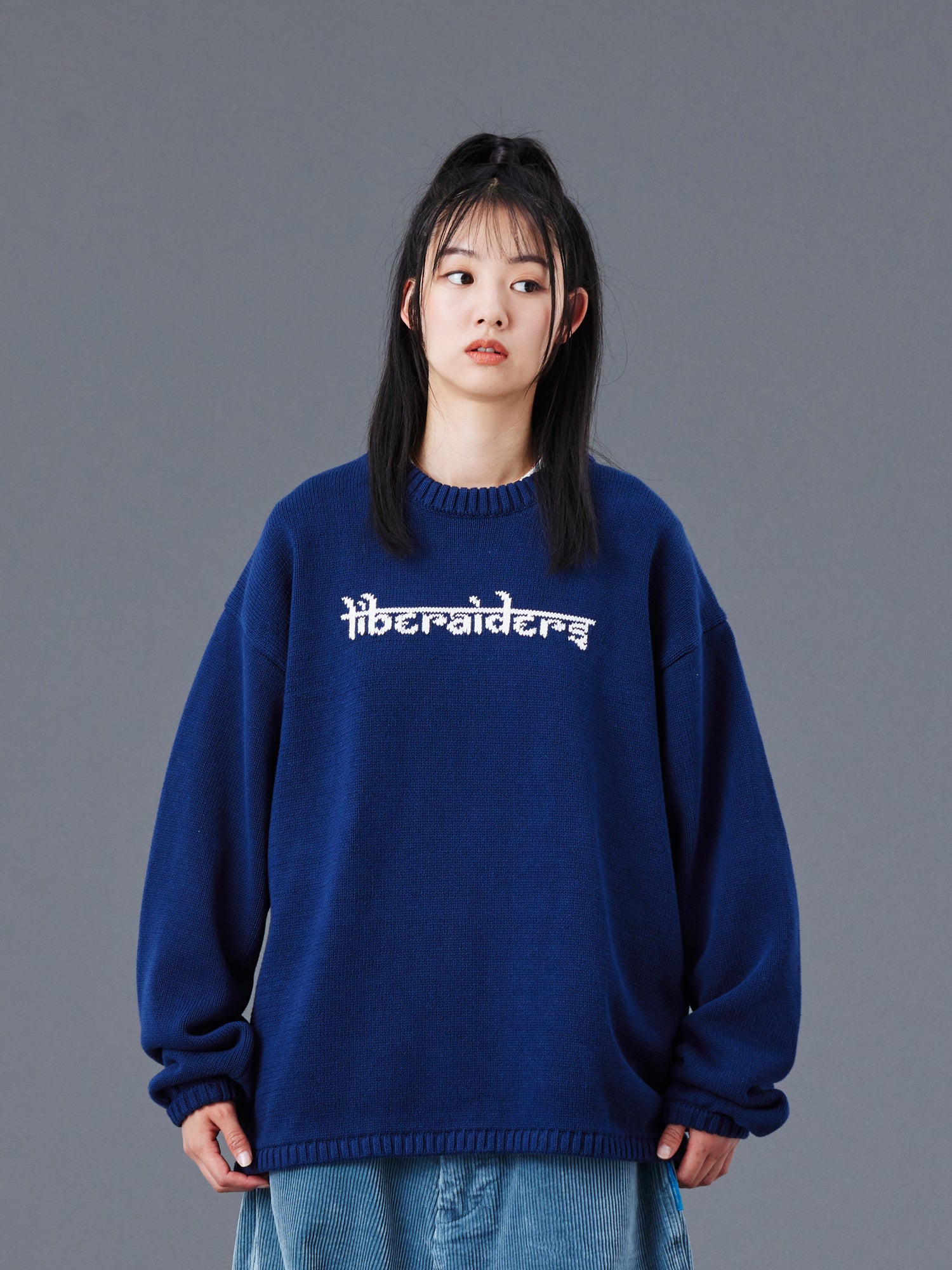 upload_20250805_WOVEN LOGO KNIT SWEATER_016_77401_G003_45.jpg