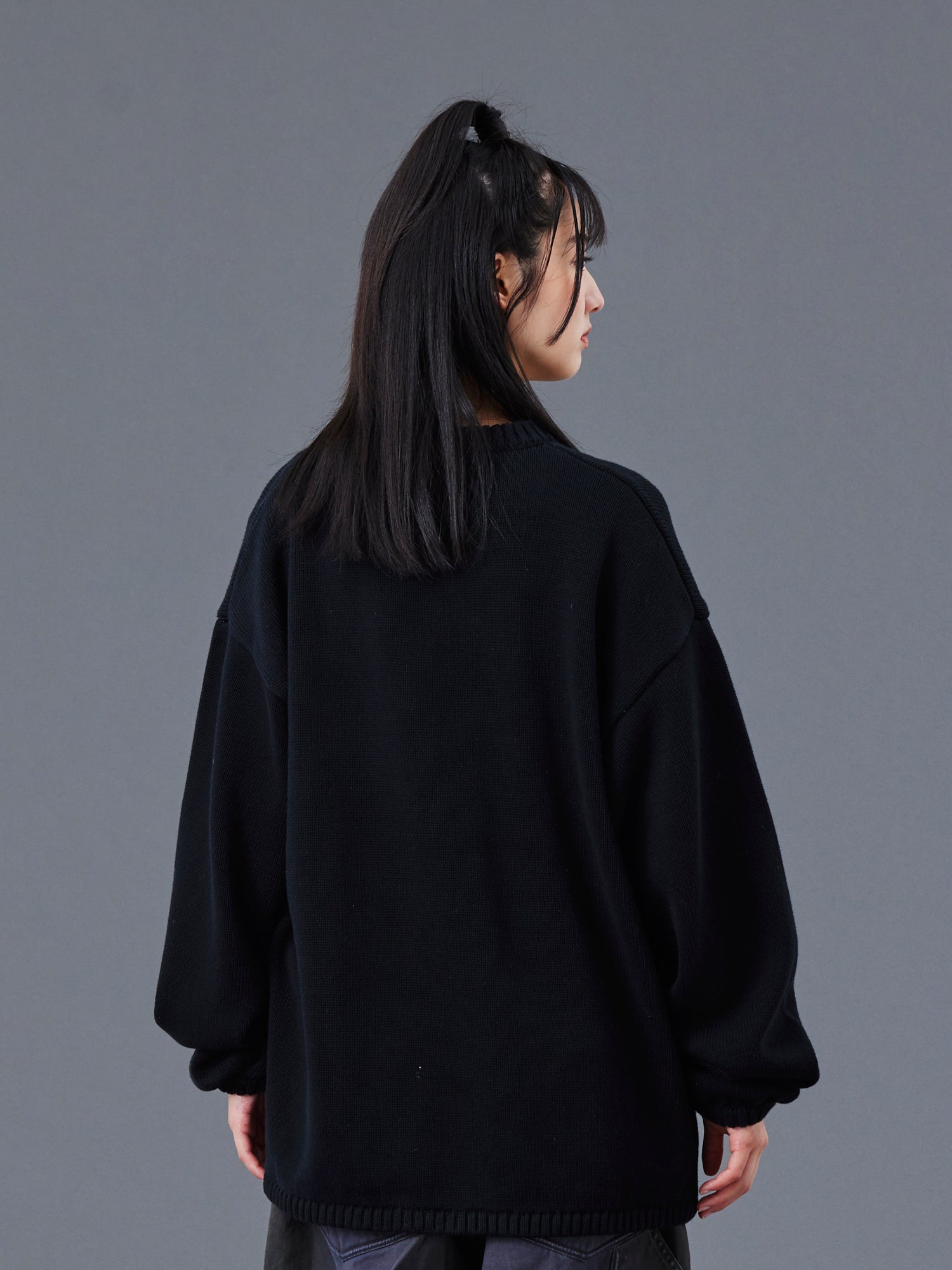 upload_20250805_WOVEN LOGO KNIT SWEATER_021_77401_G008_45.jpg