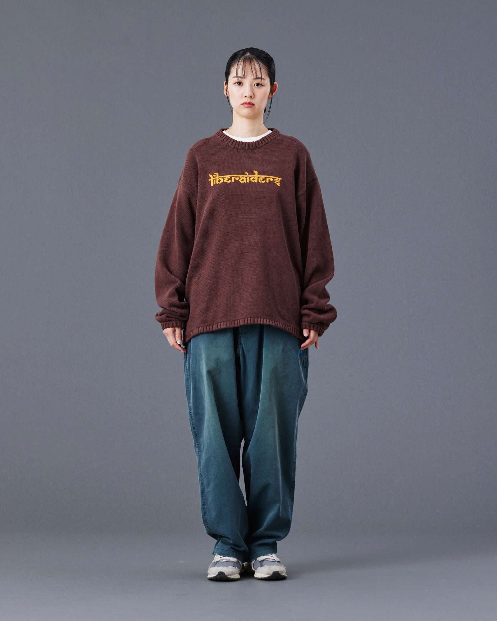 upload_20250805_WOVEN LOGO KNIT SWEATER_022_77401_G009_45_1.jpg