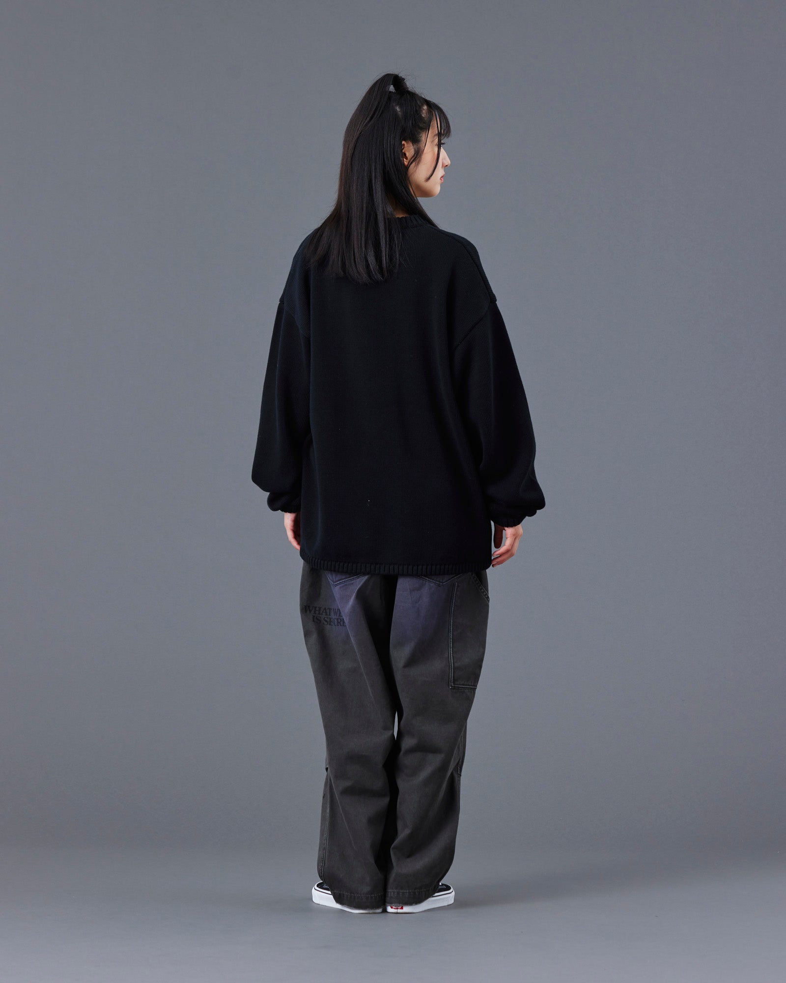 upload_20250805_WOVEN LOGO KNIT SWEATER_027_77401_G014_45_1.jpg