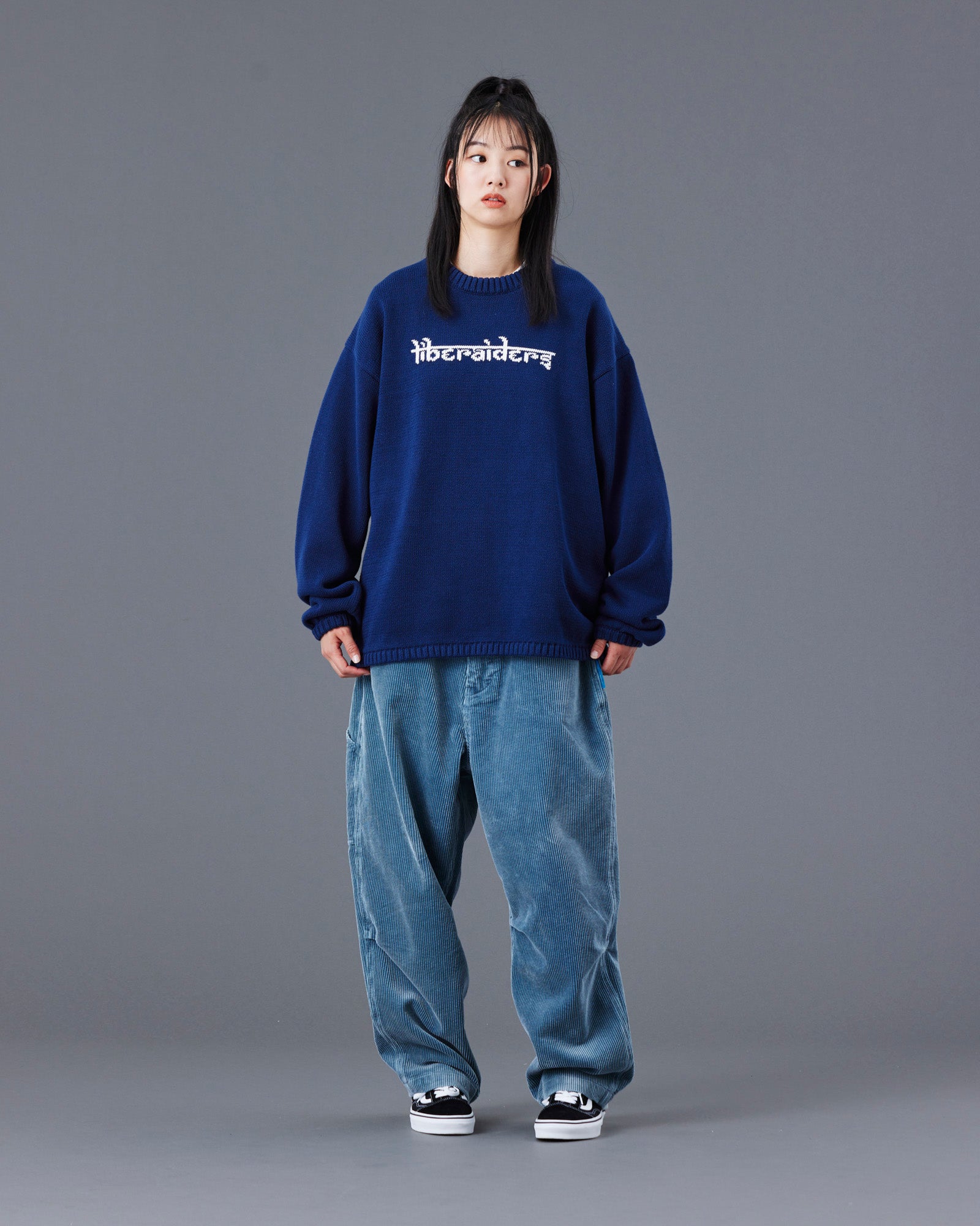 upload_20250805_WOVEN LOGO KNIT SWEATER_028_77401_G015_45_1.jpg