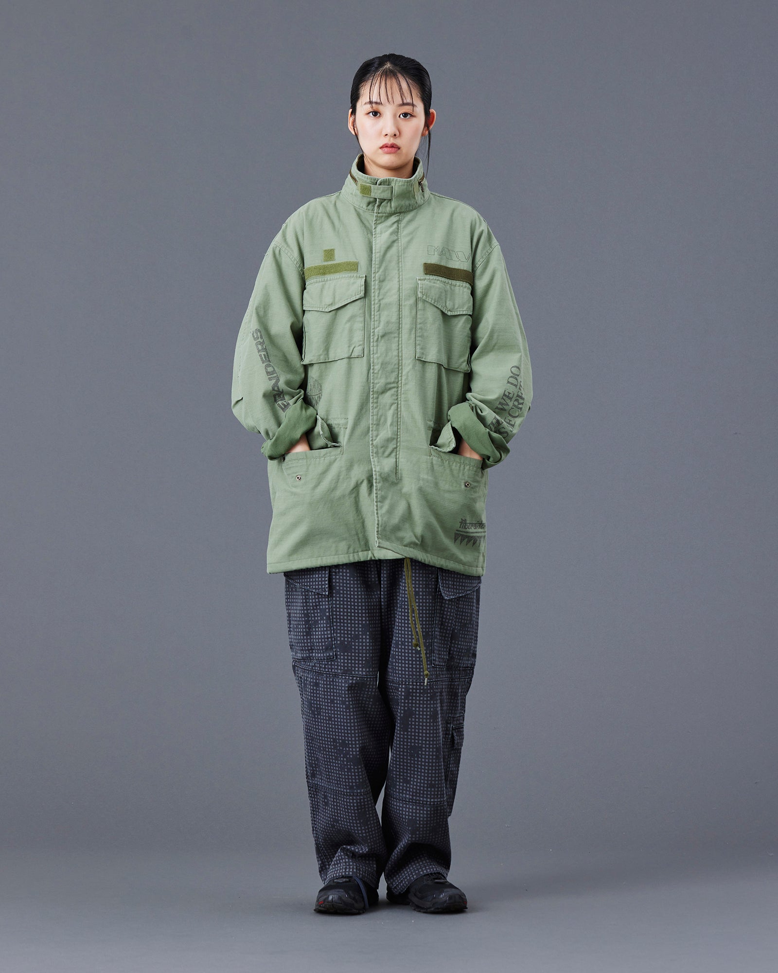 upload_20250605_HANDWRITING PRINT M65 JACKET_022_23_77012_h001_45.jpg