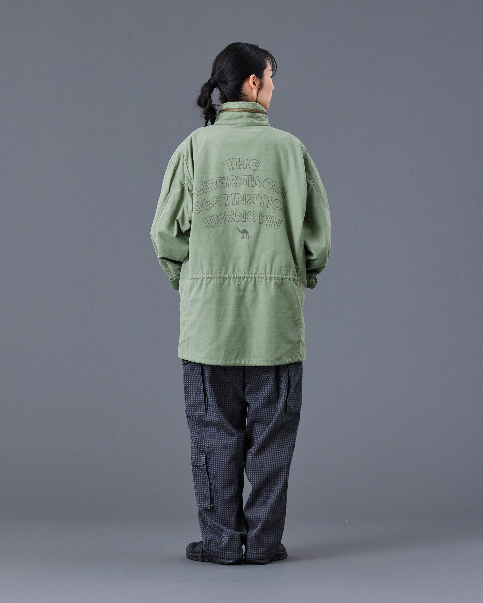 upload_20250605_HANDWRITING PRINT M65 JACKET_023_24_77012_h002_45.jpg