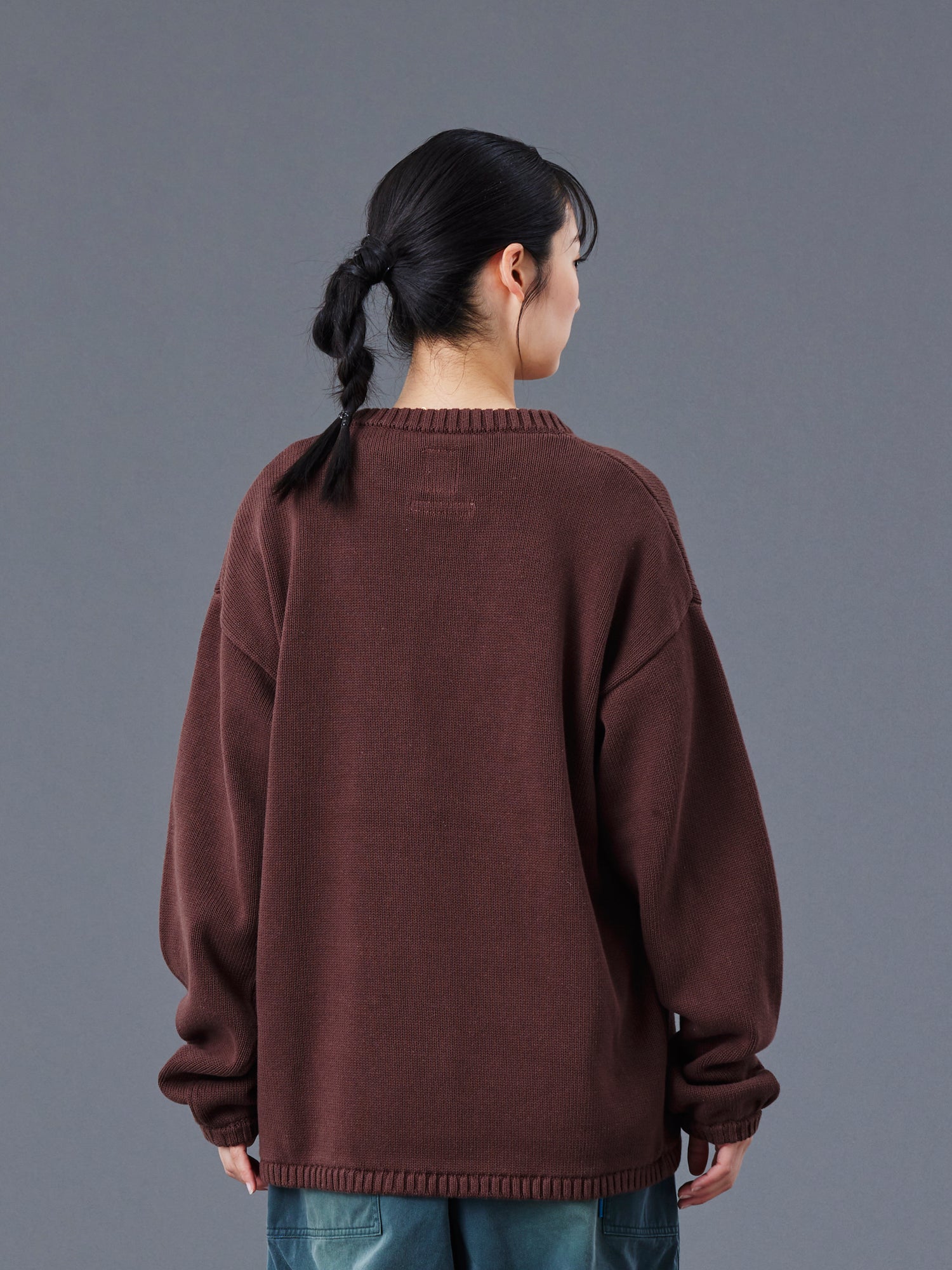 upload_20250805_WOVEN LOGO KNIT SWEATER_015_77401_G002_45.jpg