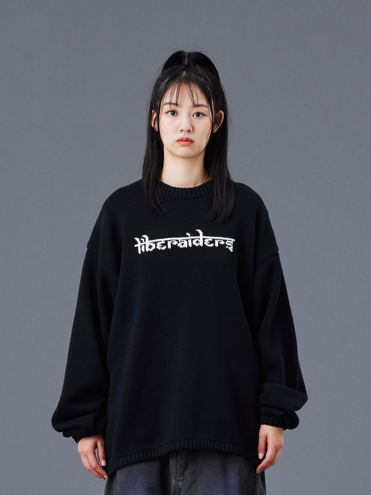 upload_20250805_WOVEN LOGO KNIT SWEATER_019_77401_G006_45.jpg